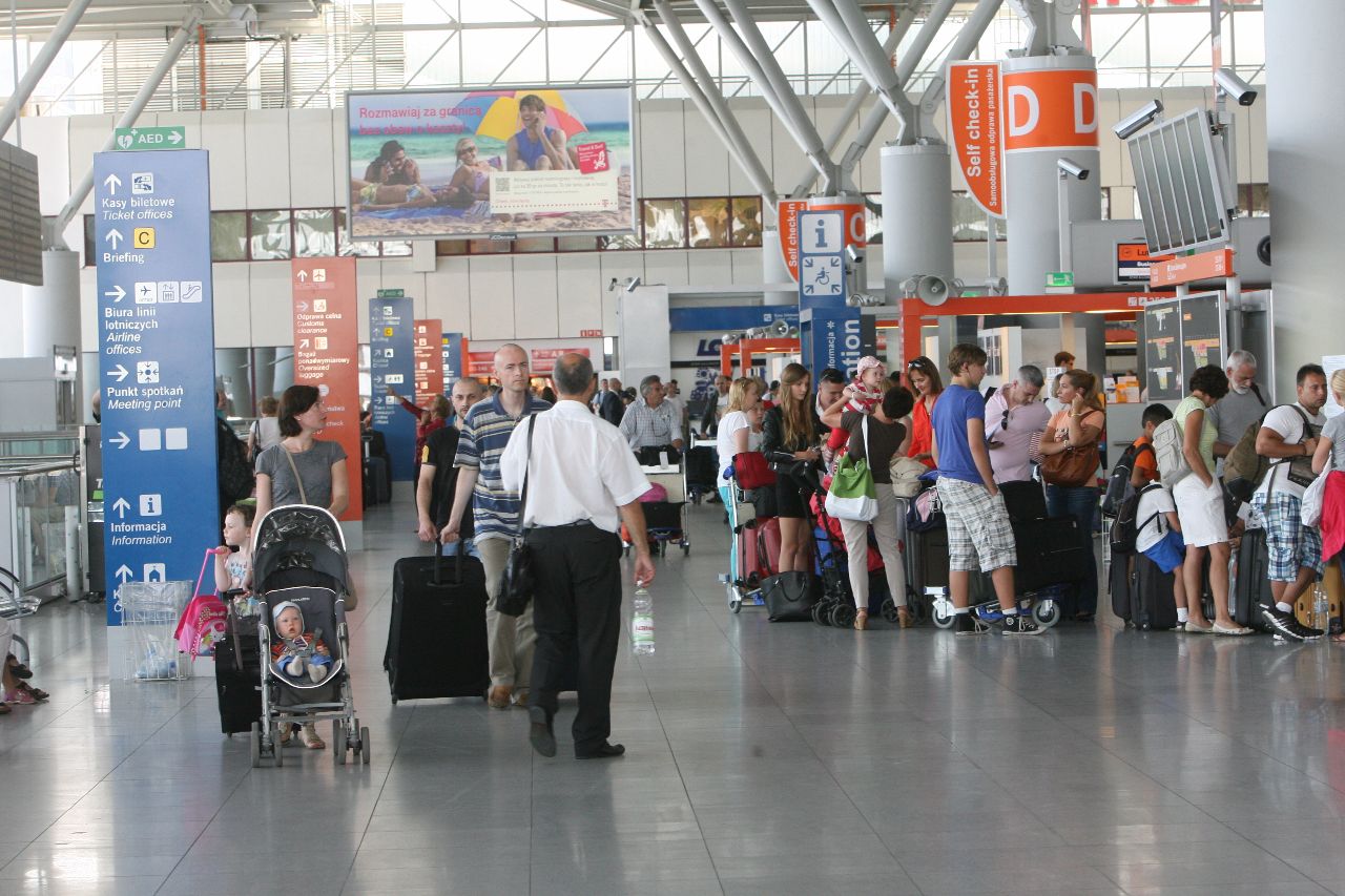 Służby stworzą rejestr podróżnych. Mocno tanieją domy w Londynie