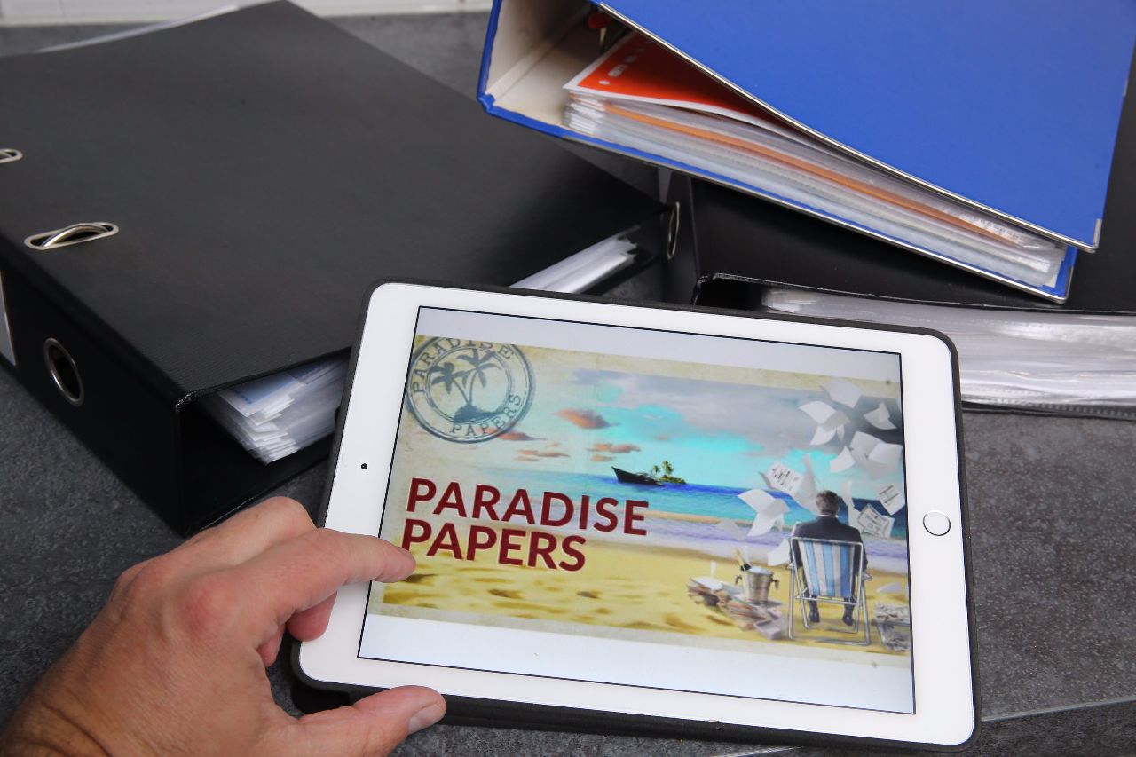 "Kwity z raju" pogrążają brytyjską królową. Szybki spadek nierówności płacowych