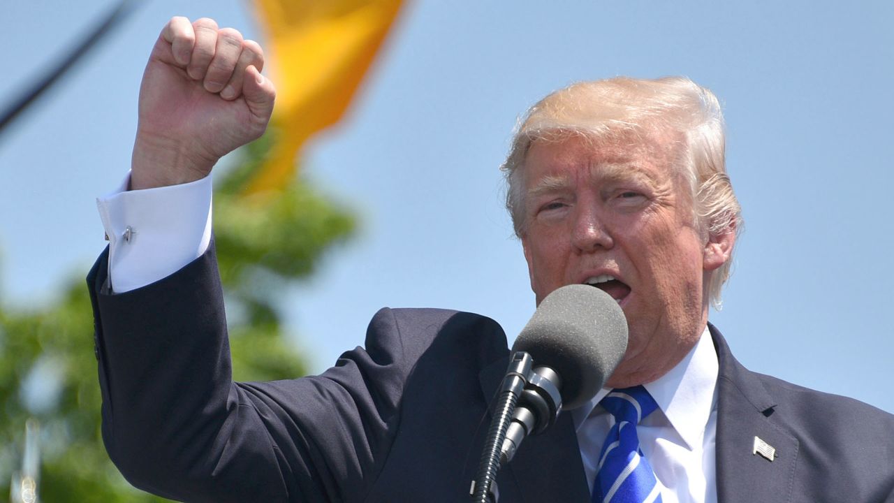 Trump rusza na wojnę. Polacy z prawie najniższą stawką godzinową.