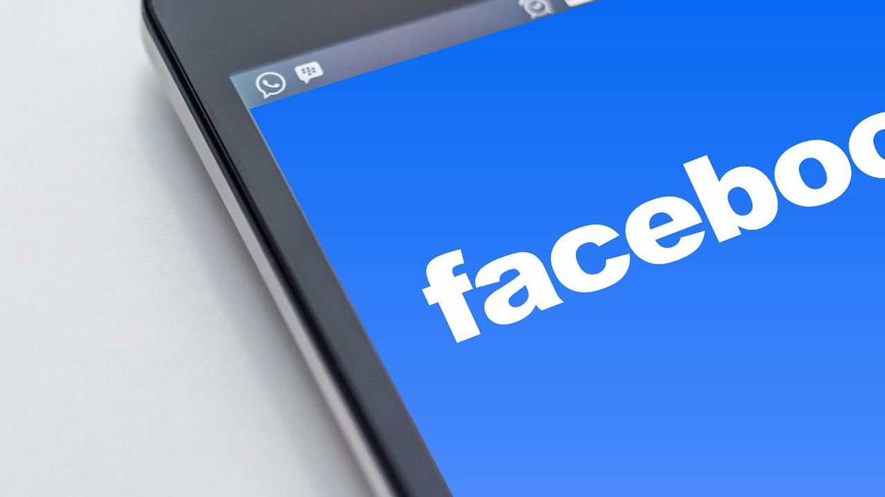 Wyciekły dane polskich użytkowników Facebooka. Kolejne problemy XTB